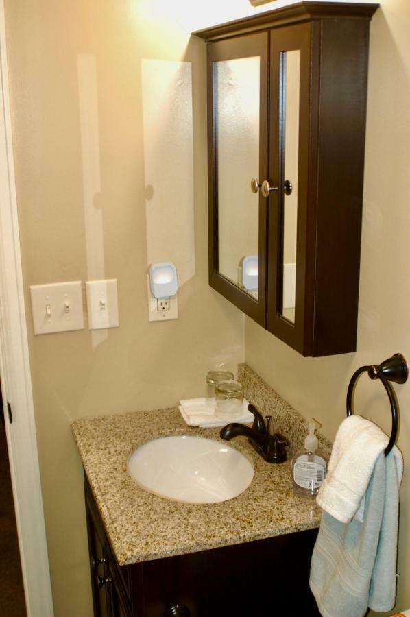 Blue Bear Den 3Br 2Ba Dtc Private Apt Hot Tub Esterno foto